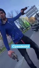 A Paris en plein jour, des jeunes volent un pot catalytique d'une voiture