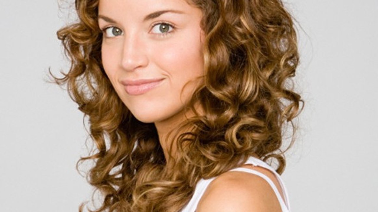 Ces coiffures sont parfaites pour les cheveux bouclés. Et elles ne prennent que quelques minutes à faire