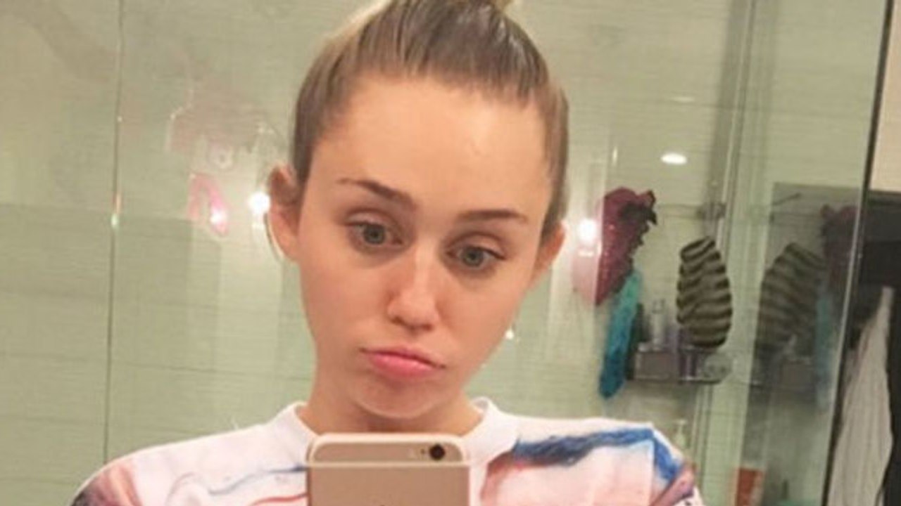 Miley Cyrus s'arrache les cils avec un recourbe...