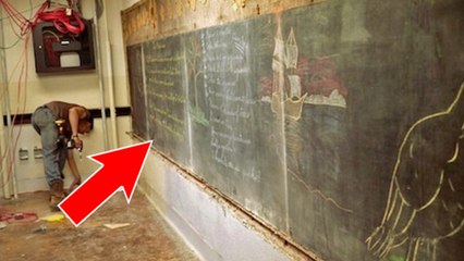 Dans une salle de classe, des enseignants découvrent une chose étrange derrière un tableau vieux de 100 ans