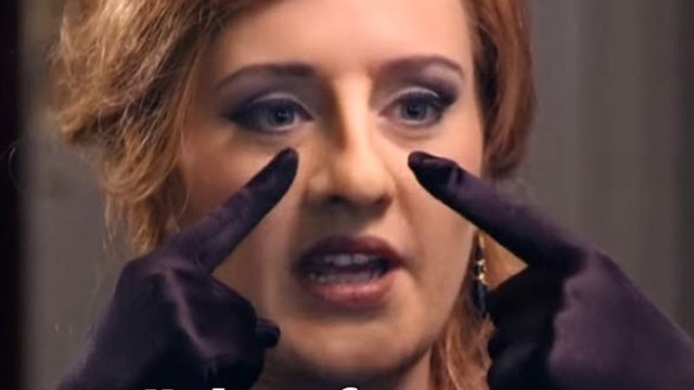 Méconnaissable, Adèle se déguise et se fait passer pour une imitatrice... d'Adèle !