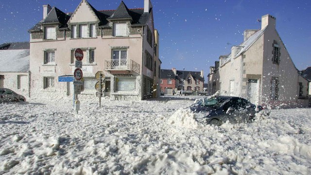 Bretagne : une tempête d'écume recouvre Saint-Guénolé de mousse blanche