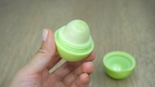 Ce baume à lèvres permet d'augmenter le volume des lèvres naturellement