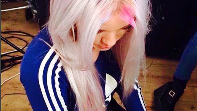 Racines arc en ciel : la nouvelle tendance coiffure