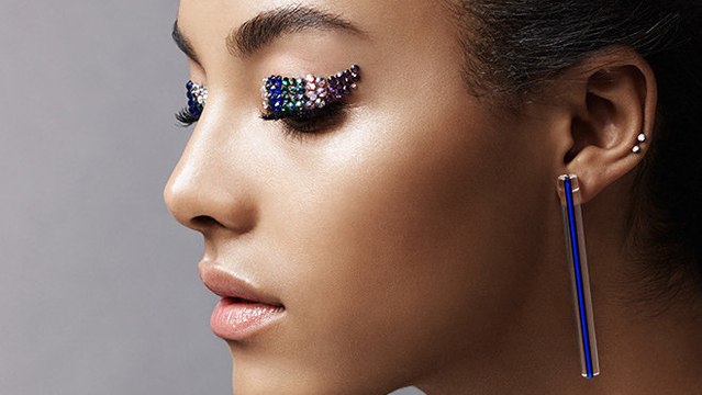 Des strass sur les yeux : la drôle de tendance beauté de la fin d'année