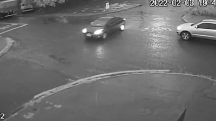 Vídeo: Câmera registra colisão que deixou gestante ferida; pedestre quase foi atingido