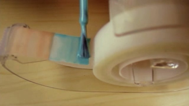 Nail Art : elle crée des ongles chevron avec du ruban adhésif et du vernis