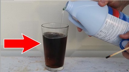 Voilà ce qui se passe quand on verse de l'Eau de Javel dans du Coca-Cola