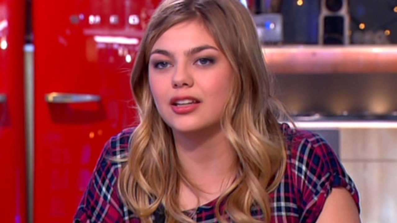 C à Vous : la chanteuse Louane gênée par les tenues très légères qu'on lui propose de porter