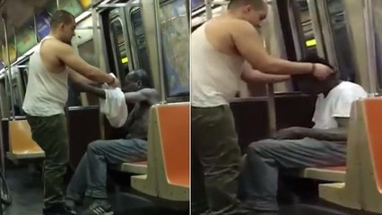 Un homme donne ses habits à un SDF torse nu dans le métro