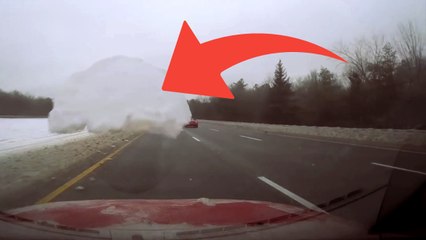 Une voiture se prend un énorme bloc de glace en plein pare-brise