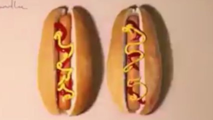 Un des deux hots dogs est impossible à couper découvrez pourquoi !