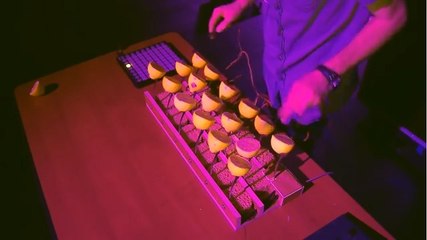 Un homme joue de la musique avec... des citrons