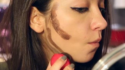 Cette fille a réalisé un accessoire génial pour faire du contouring. Et c'est super simple à faire