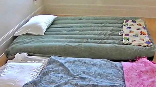 Une mère et sa fille dorment sur des matelas gonflables mais reçoivent la plus belle des surprises