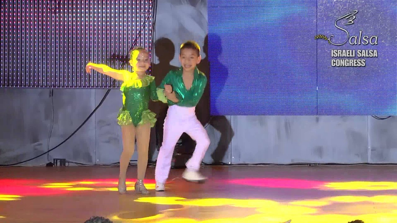 Des minis danseurs de salsa trop mignons font le show !