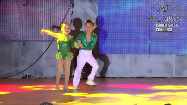 Des minis danseurs de salsa trop mignons font le show !