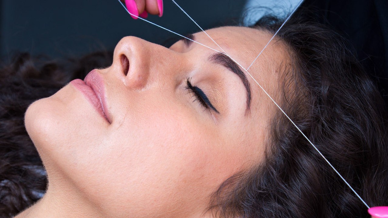 Comment épiler ses sourcils au fil ? Découvrez cette méthode super efficace
