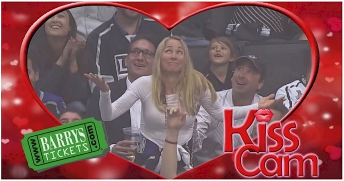 Kiss Cam : la caméra braquée sur elle, elle se met à embrasser tous les hommes autour d'elle