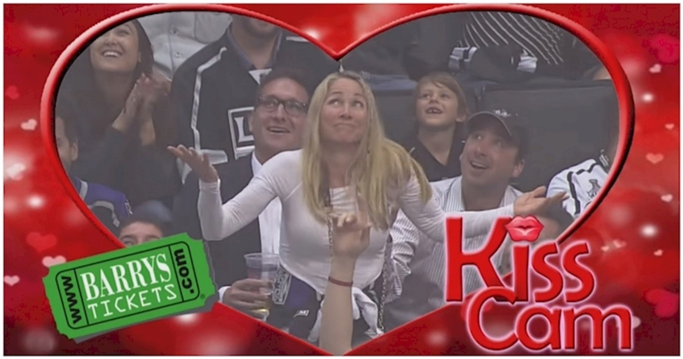 Kiss Cam : la caméra braquée sur elle, elle se met à embrasser tous les hommes autour d'elle