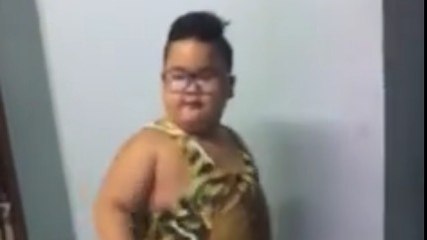 À 6 ans, ce danseur fait une chorégraphie hilarante sur « Sorry » de Justin Bieber.