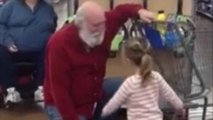Une petite fille confond le client d'un supermarché avec... le Père Noël