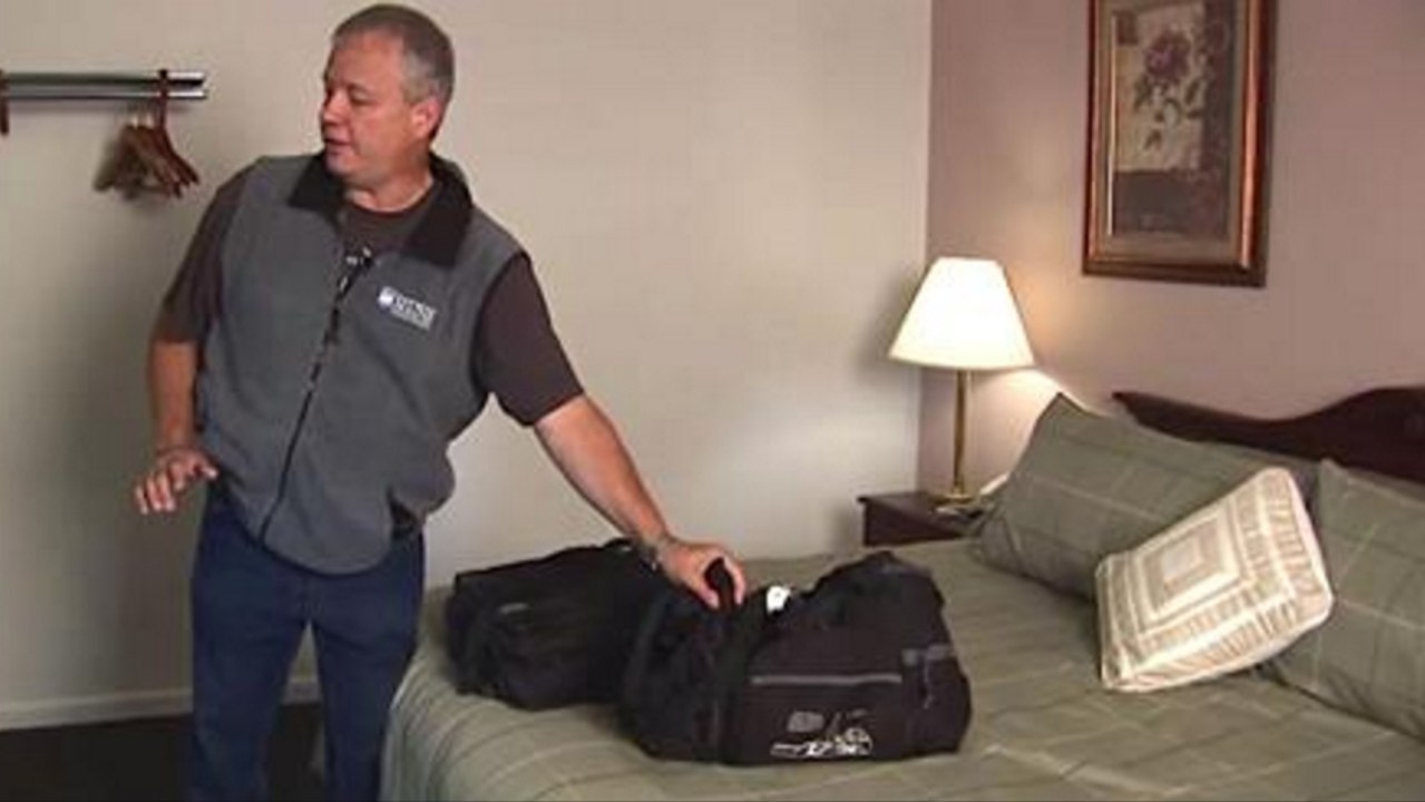 Un homme donne ses conseils infaillibles pour repérer les punaises de lits dans les chambres d'hôtels