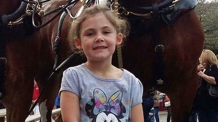 Ce père publie une photo de sa fille. Mais attendez de voir quand la caméra recule...