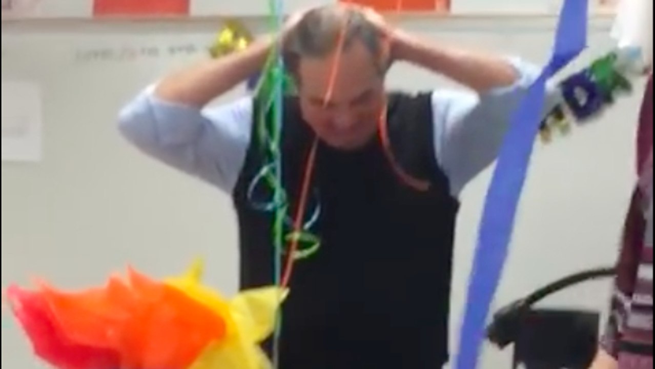 Il n'a pas fêté son anniversaire depuis 10 ans. Ses élèves lui ont réservé la plus belle des surprises