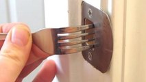 L'astuce simple et rapide pour verrouiller une porte avec une fourchette !