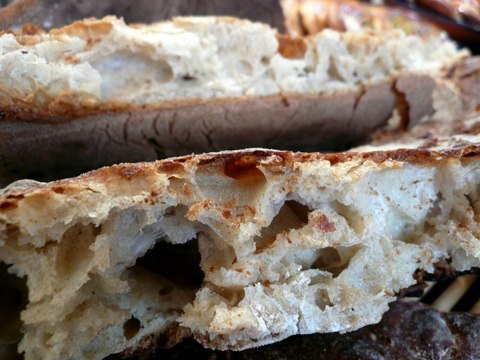 Un sdf sauve la vie d'un boulanger. Il lui cède sa boulangerie