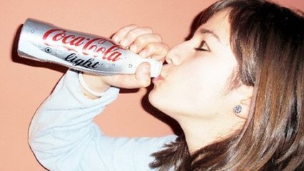 En Suisse, des femmes sont payées pour boire du Coca-Cola et manger des chips !