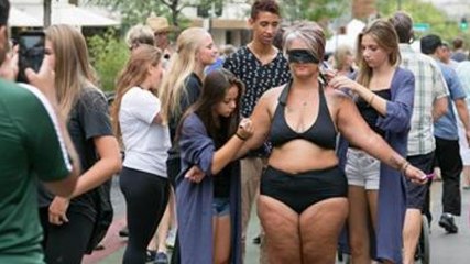 Elle montre son corps en pleine rue, voici la réaction des passants