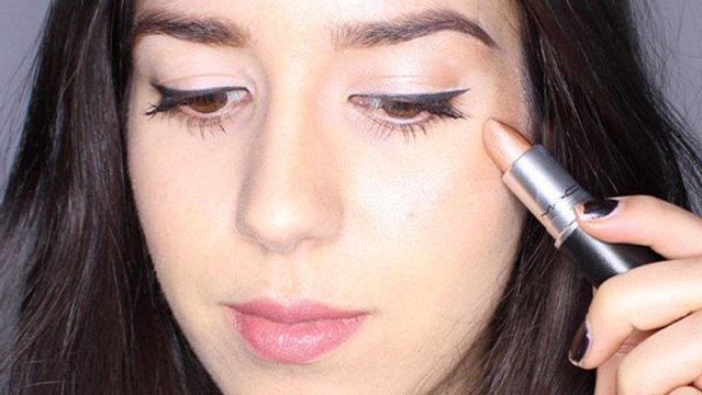 Découvrez le chroming, la tendance maquillage qui enflamme le web