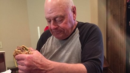 Délaissé par ses petits-enfants, un "papi triste" invite les internautes à un barbecue géant !