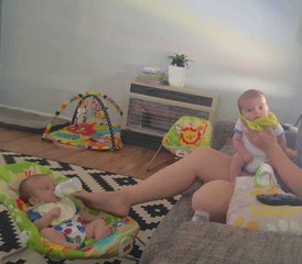 En une photo, cette maman de jumeaux prouve à quel point les femmes sont multi-tâches