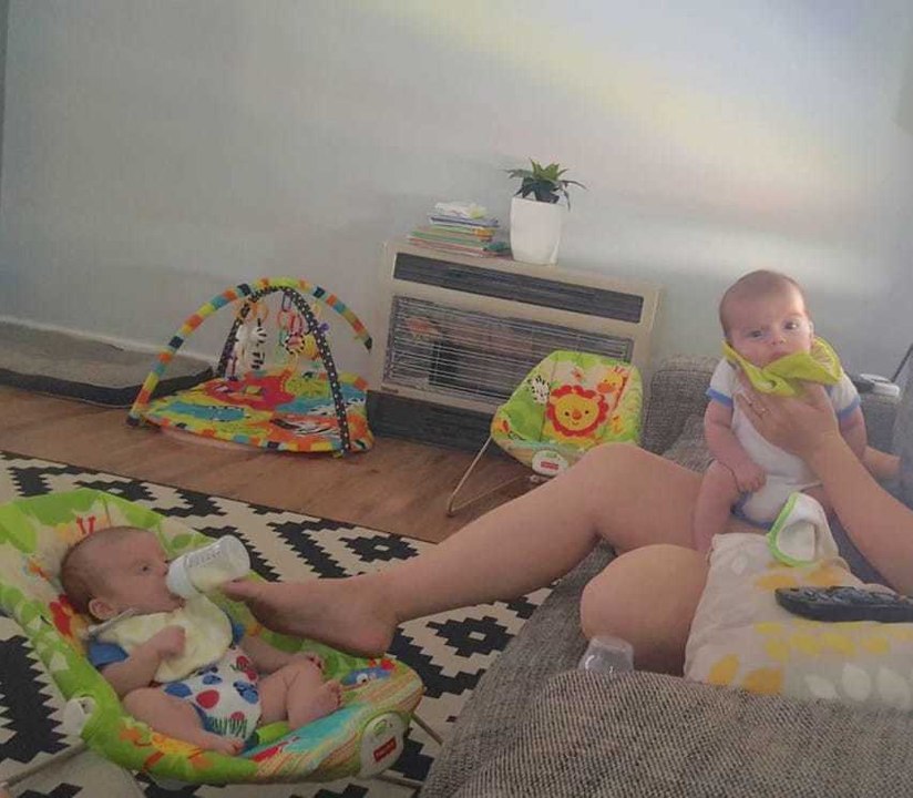 En une photo, cette maman de jumeaux prouve à quel point les femmes sont multi-tâches