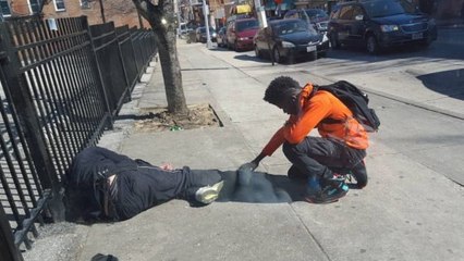 Un policier photographie un jeune agripper le pied d'un sans-abri et prier pour lui