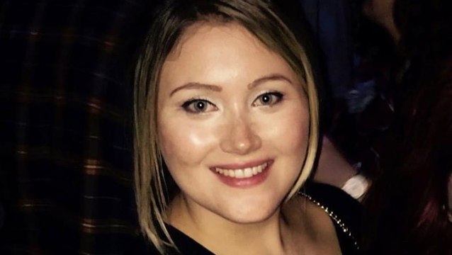 Une jeune fille manque son dernier train puis un sans-abri s'occupe d'elle