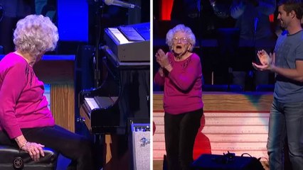 A 98 ans, elle interrompt le concert d'un chanteur de country et s'installe au piano. Le résultat a bluffé tout le monde !