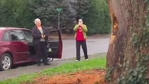 La mairie lui a ordonné de couper l'arbre vieux de 110 ans devant chez elle. Ce qu'elle a fait à la place a fait le tour du web