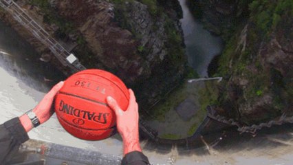 Ce ballon prend une trajectoire incroyable grâce à l'étrange effet Magnus