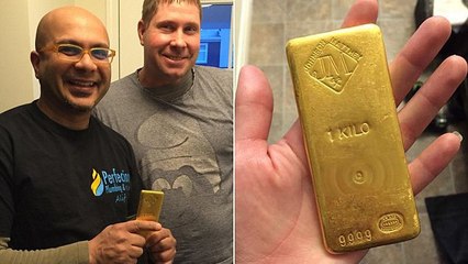 Des plombiers trouvent un lingot d'or en faisant des travaux dans la salle de bain d'un client
