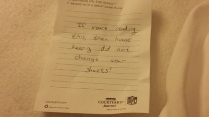 Il trouve un message angoissant et dégoûtant dans les draps du lit de sa chambre d'hôtel