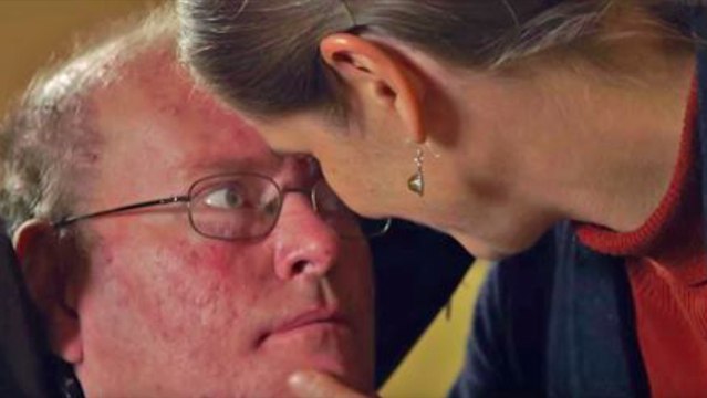 Maladie de Charcot: muet depuis des années, il réussit à parler à sa femme pour la première fois