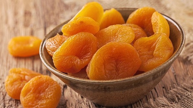 Abricots secs: voilà pourquoi vous ne devriez pas en acheter de couleur orange