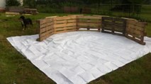 Un homme construit sa piscine avec de simples palettes en bois