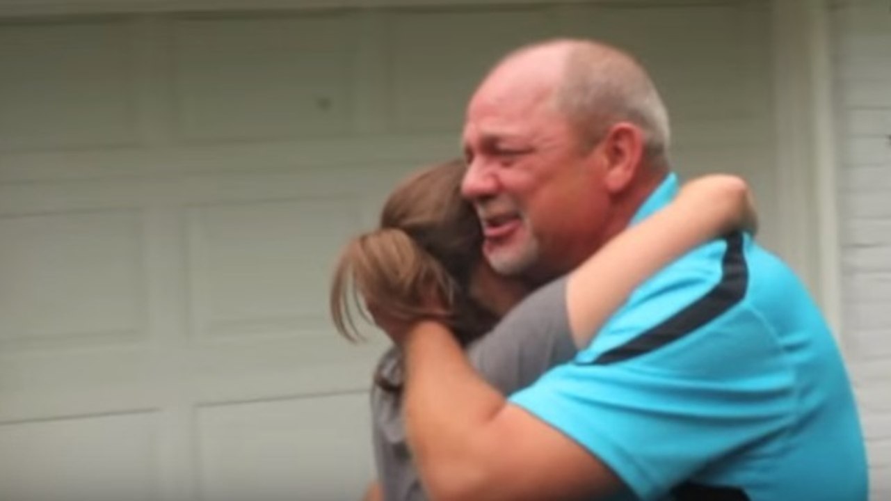 Cet homme avait dû vendre sa Porsche pour épouser sa belle-mère. En retour, la belle-fille lui fait un merveilleux cadeau...