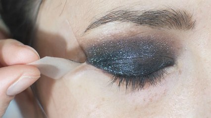 Comment retirer un excédent de maquillage avec un simple morceau de scotch ?