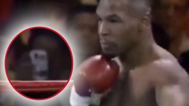 Les internautes deviennent fous avec ce voyageur du temps doté d'un smartphone lors d'un match de boxe en 1995